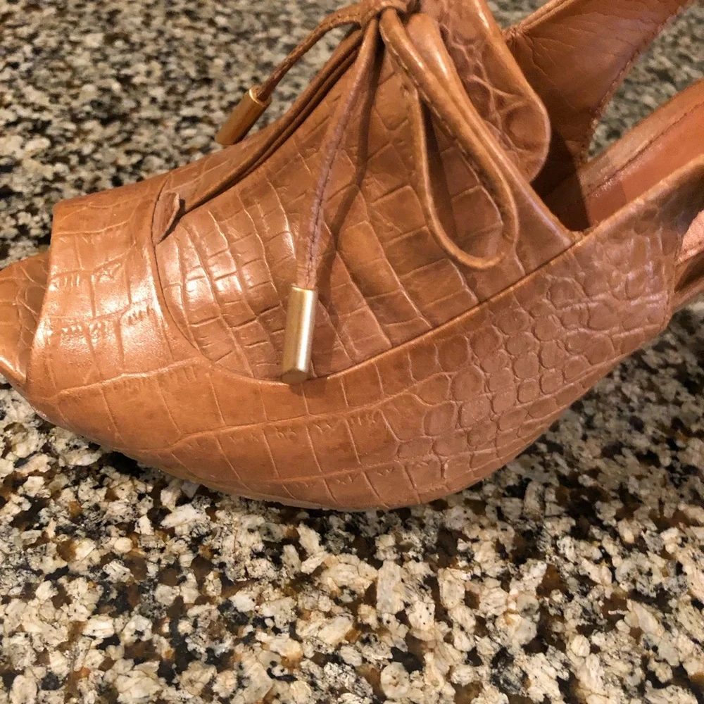 New! ANTONIO MELANI Tan Croc-Embossed Heels - Picture 5 of 7